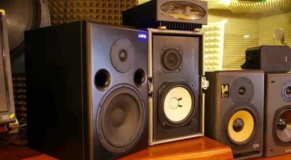 Najlepsze kolumny do muzyki elektronicznej: unikaj słabego dźwięku