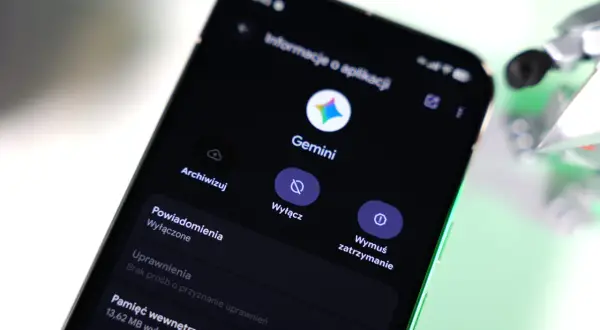 Ekran telefonu z opcją "Wyłącz" dla aplikacji Gemini. Widoczne też "Archiwizuj" i "Wymuś zatrzymanie".