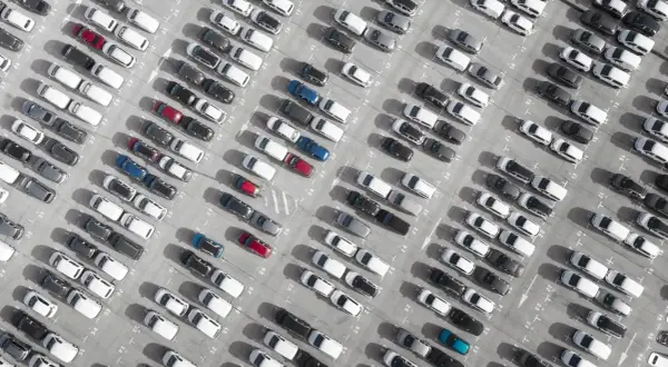 Tani parking przy Okęciu: Jak zacząć podróż bez stresu?