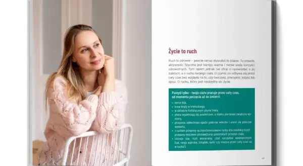 Kobieta w różowym swetrze, uśmiechnięta, z dłońmi pod brodą. Tekst obok opisuje, co trzeba zdawać na fizjoterapię, podkreślając znaczenie ruchu dla ciała.