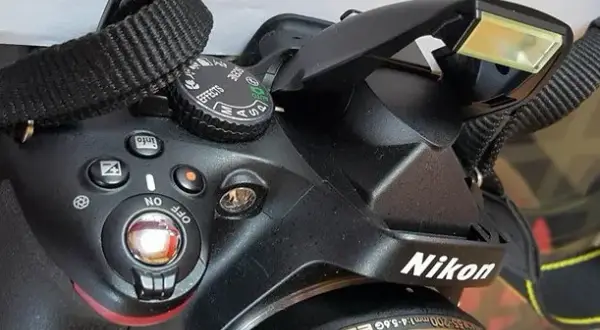Jak wyłączyć lampę błyskową w aparacie Nikon: 2 skuteczne metody