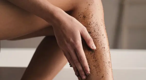 Peeling przed goleniem czy po - uniknij podrażnień i zyskaj gładkość