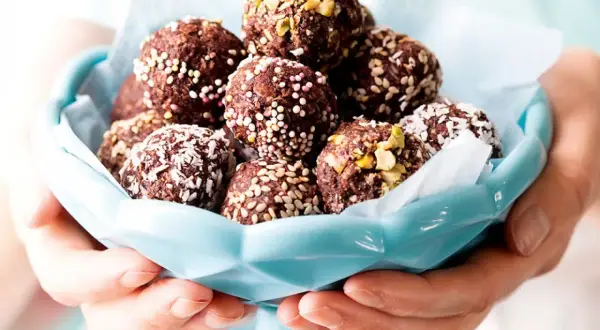 Chokladbollar med kokos, sesamfrön och pistage. Perfekt för att baka utan ugn, inspirerat av Ica.