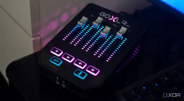 GOXLR MINI mit beleuchteten Schiebereglern und Tasten, bereit für die Steuerung deines Sounds.