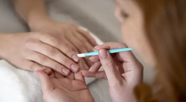 Jak dbać o paznokcie po zdjęciu stylizacji hybrydowej?