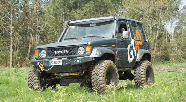 Toyota Land Cruiser preparado para off road, con snorkel y luces LED. Este Nissan Terrano 2 listo para la aventura se ve imponente.