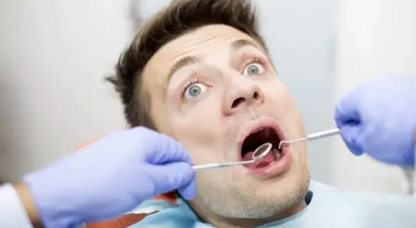 Co dentysta wkłada do zęba po usunięciu? Poznaj 5 kluczowych opatrunków
