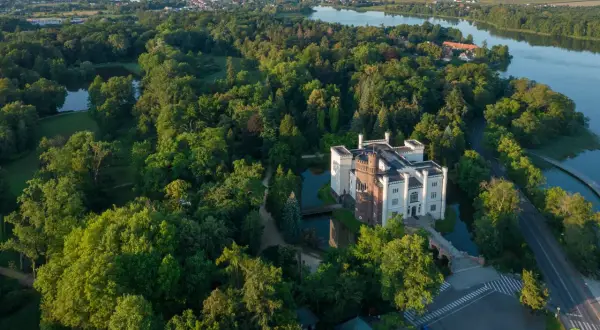 Pałac w Kórniku, otoczony parkiem i stawami, to idealne miejsce, by odkryć, co warto zobaczyć w Wielkopolsce. Malowniczy krajobraz i zabytkowa architektura zachwycają.