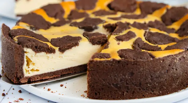 Ein köstlicher Zupfkuchen mit Schokoladenstreuseln und cremiger Füllung, bereit zum Servieren. Dieses Zupfkuchen Rezept ist ein Genuss!