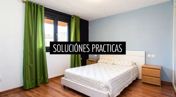 Habitación con cama blanca y cortinas verdes. Descubre feng shui consejos para un hogar armonioso.