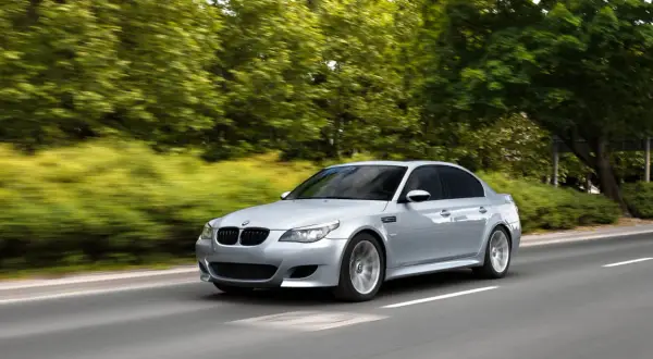 BMW M5 z silnikiem V10 – moc, osiągi i historia, której nie znasz