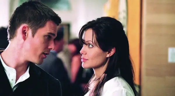 Angelina Jolie w filmie "Hakerzy" z 1995 roku, w scenie z Ethanem Hawke.