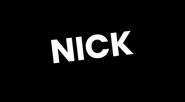 Biały napis "NICK" na czarnym tle. Idealne inspiracje na kreatywne nicki do gier, które wyróżnią Cię w wirtualnym świecie.