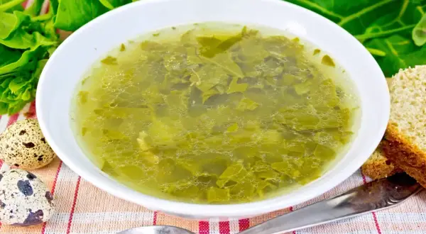 Jak jeść zupę szczawiową bez obaw o nerki? Neutralizuj szczawiany!