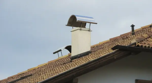 Nowy komin na dachu starego domu. Sprawdź, jaki remont komina w starym domu cena.