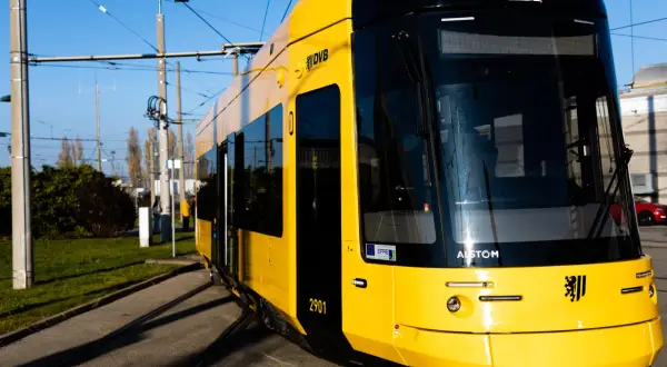 Gelbe Straßenbahn der DVB in Dresden, ein Blickfang auf der Strecke nach Wroclaw.