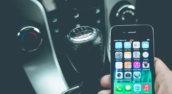Maintenant, je navigue sur mon téléphone au volant. La boîte de vitesses est juste à côté de mon iPhone.
