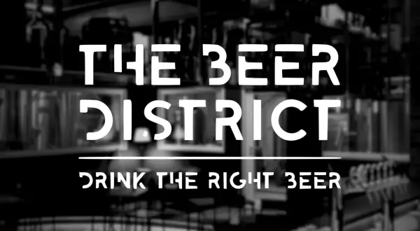 Il logo "The Beer District" su uno sfondo sfocato di un locale con spillatori di birra. Un invito a "bere la birra giusta".