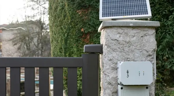 Un portail solaire Somfy, alimenté par un panneau photovoltaïque, avec son moteur discret. Avis sur cette solution écologique.