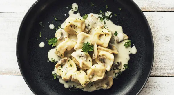 Tortellini z grzybami z czym podawać - najlepsze sosy i dodatki