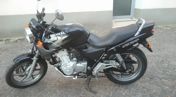 Czarny motocykl Honda CB 500, idealny do miasta. Sprawdź honda cb 500 dane techniczne, by poznać jego możliwości.