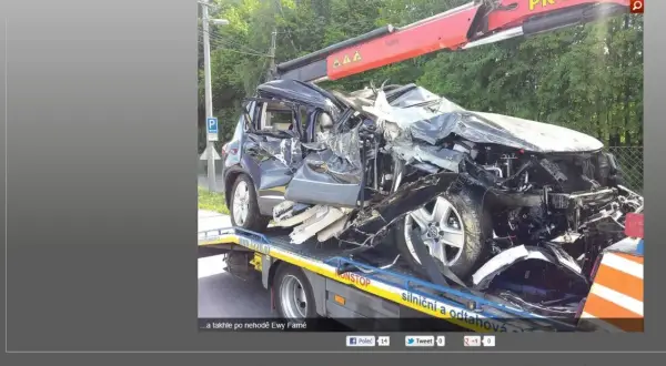 Zniszczony samochód po wypadku Ewy Farnej. Auto jest mocno połamane i widać, że przeszło poważne uszkodzenia.