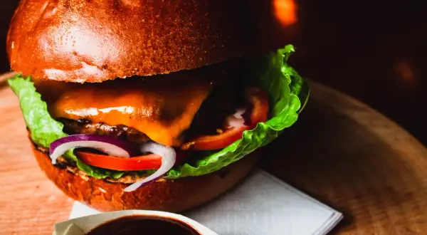 Co dodać do burgera, aby zaskoczyć smakiem i teksturą?