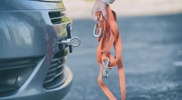 Jak holować auto bez ucha - Bezpieczne metody i techniki holowania