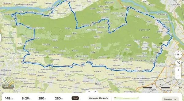 Mapa z zaznaczonymi trasami rowerowymi w okolicach Warszawy, prowadzącymi przez Puszczę Kampinoską i tereny nad Wisłą.