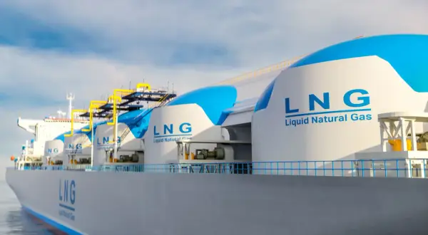 Ogromny statek przewożący LNG, symbolizujący zapasy gazu USA, płynie po spokojnym morzu pod błękitnym niebem.