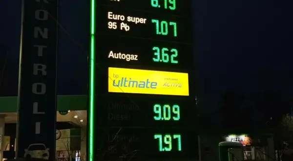 Cena oleju napędowego Ultimate Diesel 9.09, a zwykłego 8.79. Obok ceny autogazu i benzyny.