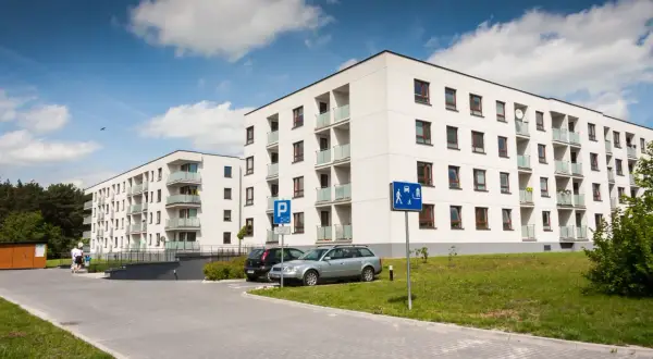 Zarobki inspektora spółdzielni mieszkaniowej: Sprawdź realne stawki!
