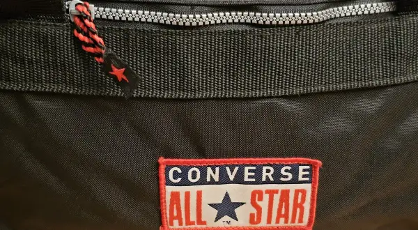 Czarny worek Converse z czerwonymi akcentami i naszywką "All Star". Idealny na treningi i codzienne wyzwania.