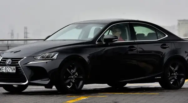 Czarny Lexus IS z kierowcą w okularach. Poznaj lexus is dane techniczne tego eleganckiego sedana.
