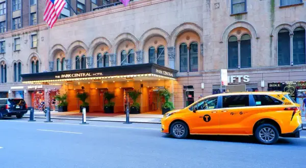 Gul taxi framför Park Central Hotel i New York. Bra tips för hotell i New York!