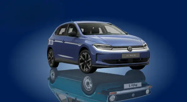 El nuevo ID. Polo azul eléctrico, con su reflejo de un modelo clásico, listo para hacer un pop and bang en la carretera.