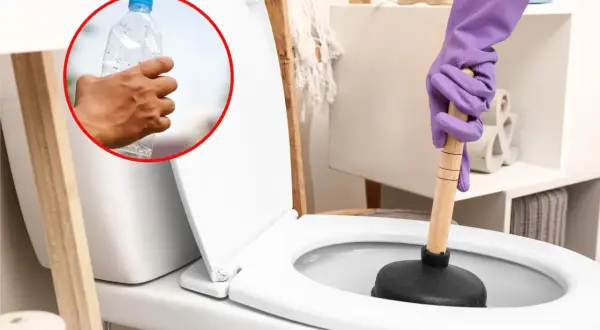 Ręka w fioletowej rękawiczce używa przepychacza, by jak odetkać toaletę butelka. W kółku ręka trzyma plastikową butelkę.