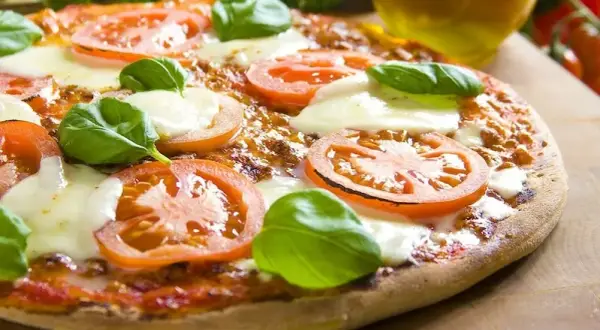 Jak zrobić pizzę Margherita - prosty przepis na idealne ciasto