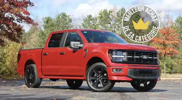 Camion américain rouge, marque Ford, lauréat du meilleur achat de sa catégorie.