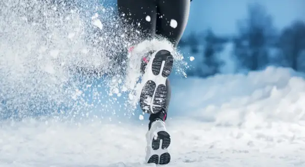 Courir dans la neige à 10 degrés : une personne en tenue de sport, chaussures de course, foulant la neige.