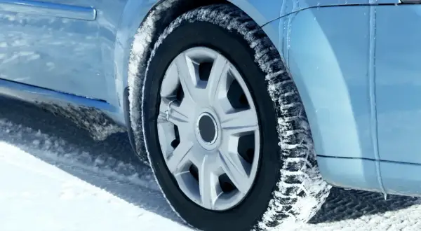 Kiedy zmienić opony na zimowe? Kluczowa zasada 7°C i co musisz wiedzieć
