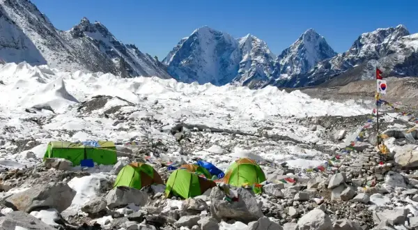 Obóz pod Mount Everest. Namioty na lodowcu, w tle ośnieżone szczyty. Gdzie jest Mount Everest? Tutaj, wśród surowego piękna Himalajów.