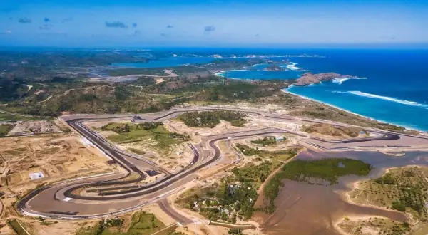 Circuito de carreras Pertamina Mandalika International Street Circuit, con vistas al mar azul y colinas verdes.