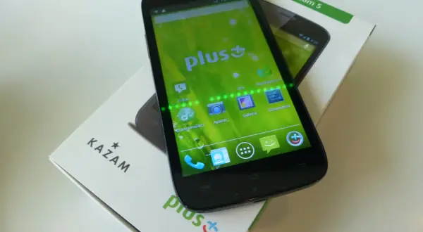 Smartfon Kazam 5 z zielonym ekranem, na którym widać ikonę "Czasoumilacz Plus".