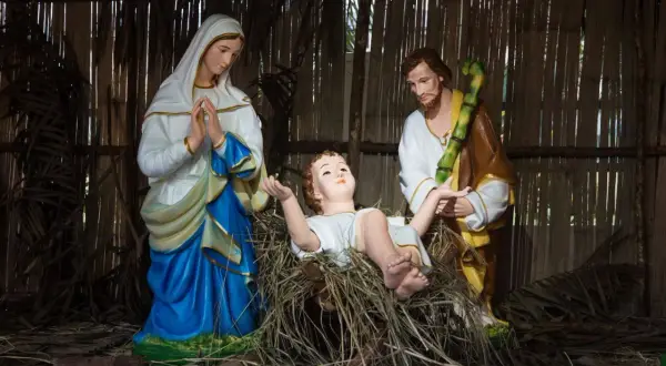 Szopka z figurkami: Maryja, Józef w brązowym płaszczu i z laską, oraz Dzieciątko Jezus w żłóbku. Jak zrobić strój Józefa?