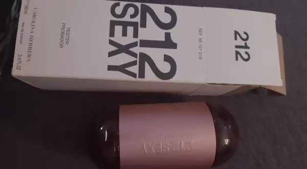 Perfumy Carolina Herrera 212 Sexy w opakowaniu testera. Elegancki flakon w kształcie kapsułki.
