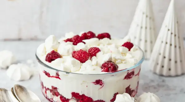 Schnelles Quark-Sahne-Dessert: Einfaches Rezept in 10 Min.
