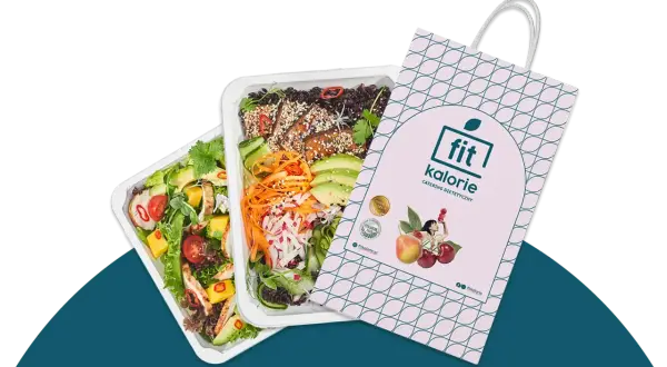 Dwa pudełka z pysznym jedzeniem i torba z logo "fit kalorie". Opinie o cateringu są pozytywne!