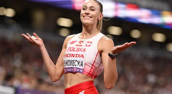 Uśmiechnięta lekkoatletka z Polski, Natalia Kaczmarek, świętuje swój potencjalny rekord świata na 400 m.