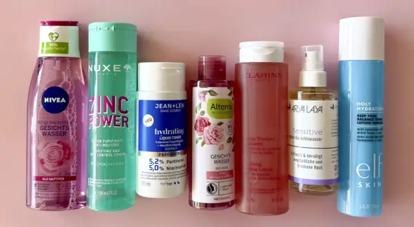 Vergleich von Toner und Gesichtswasser: Nivea Rosenwasser, Nuxe Zinc Power, Jean+Len Hydrating Liquid Toner, Alterra Bio-Rose, Clarins Soothing Toning Lotion, Arya Laya Sensitive Blüten Gesichtswasser, Elf Holy Hydration.
